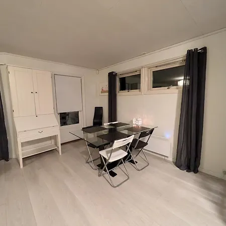 Innholdsrik Leilighet Med Hage *